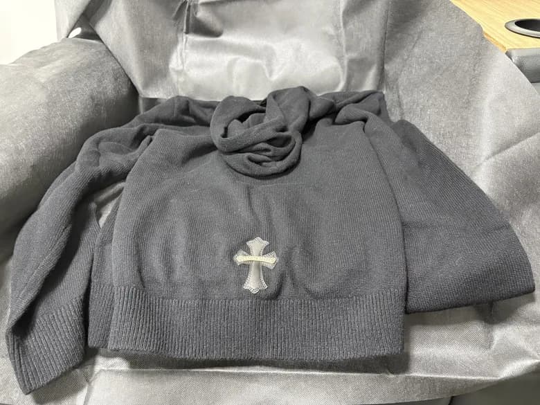 CHROME HEARTS クロスレザーパッチ ニットパーカー